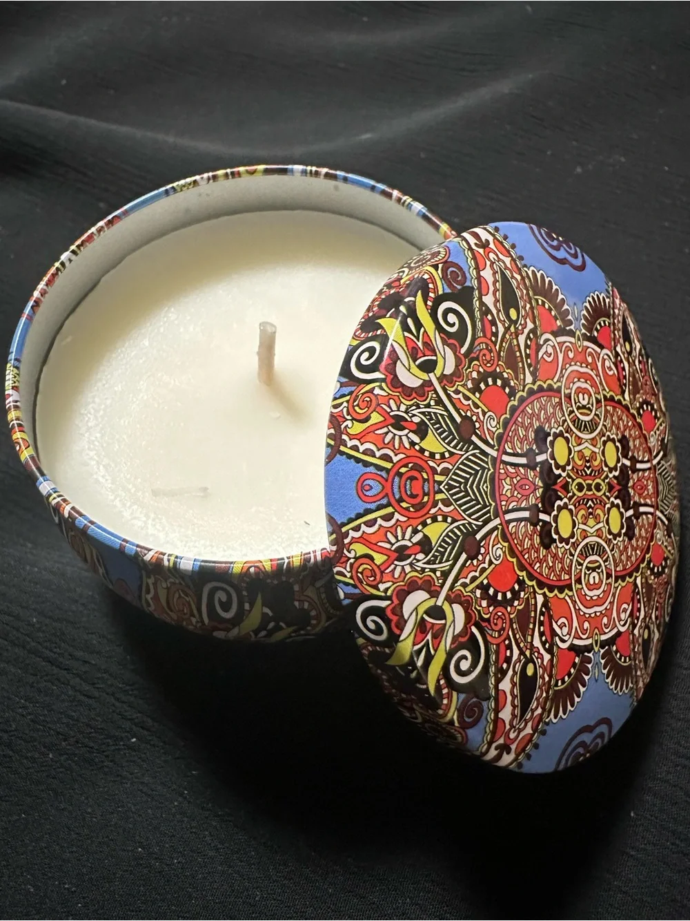 New and Sealed 100% Soy Candle in Decorative Tin - Peppermint Scent